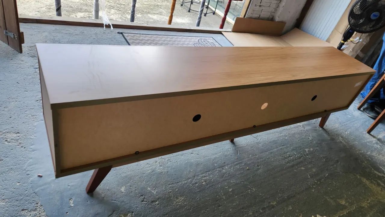 Rack Ripado para TV até 75 polegadas pés em madeira maciça e 4 portas, cor Freijó. - Foto 4