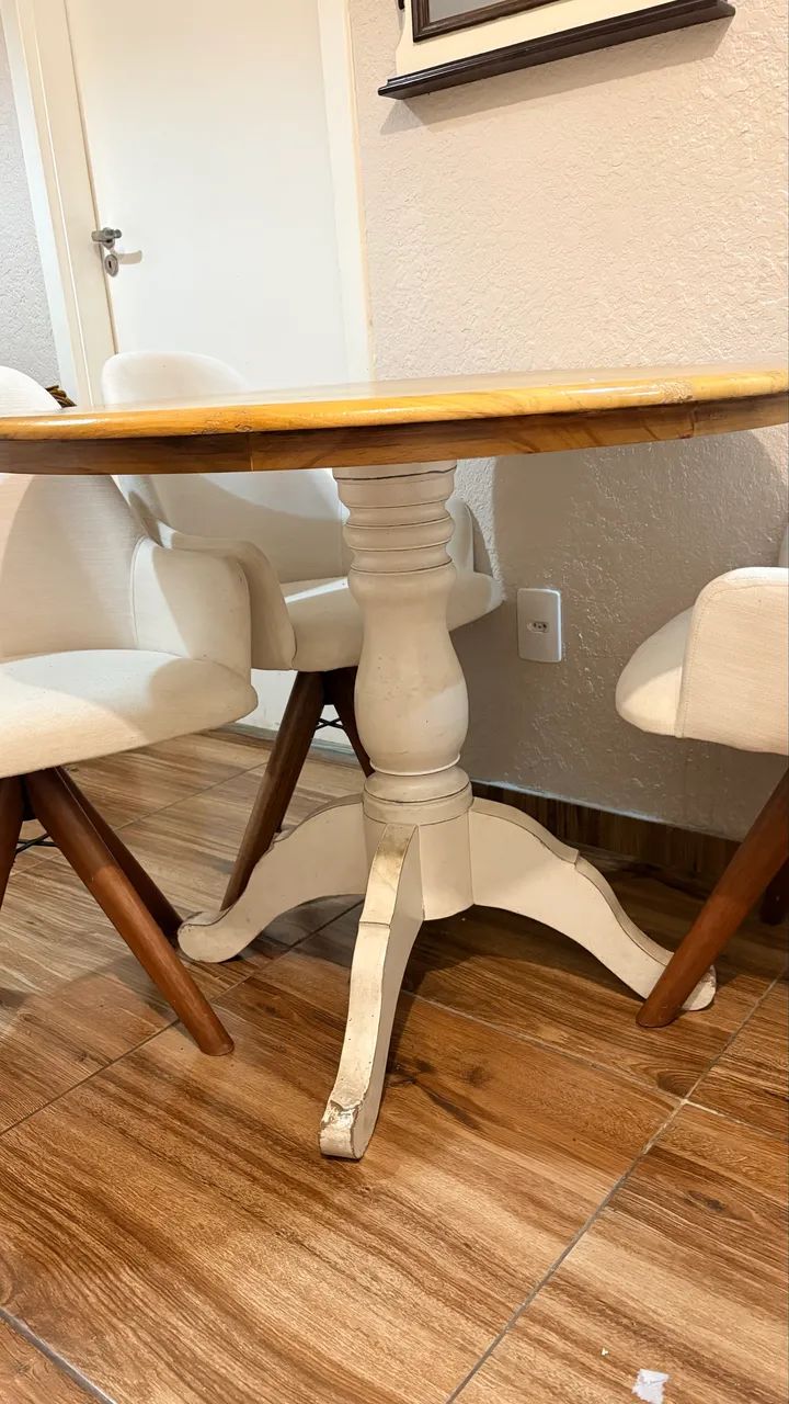 Mesa de madeira com quatro cadeiras giratórias de linho - Foto 3