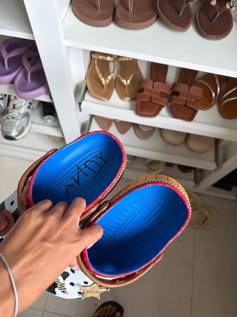 Vendo Crocs do toy story ORIGINAL - Foto 2