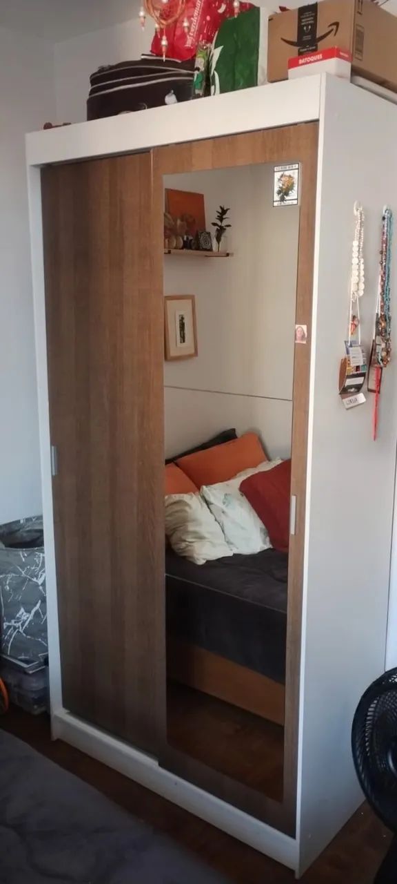Guarda- roupa com espelho