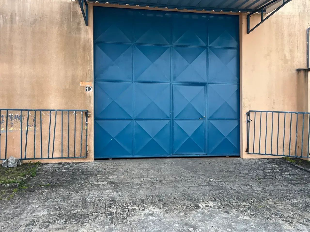 GALPÃO 300 m² PARA LOCAÇÃO