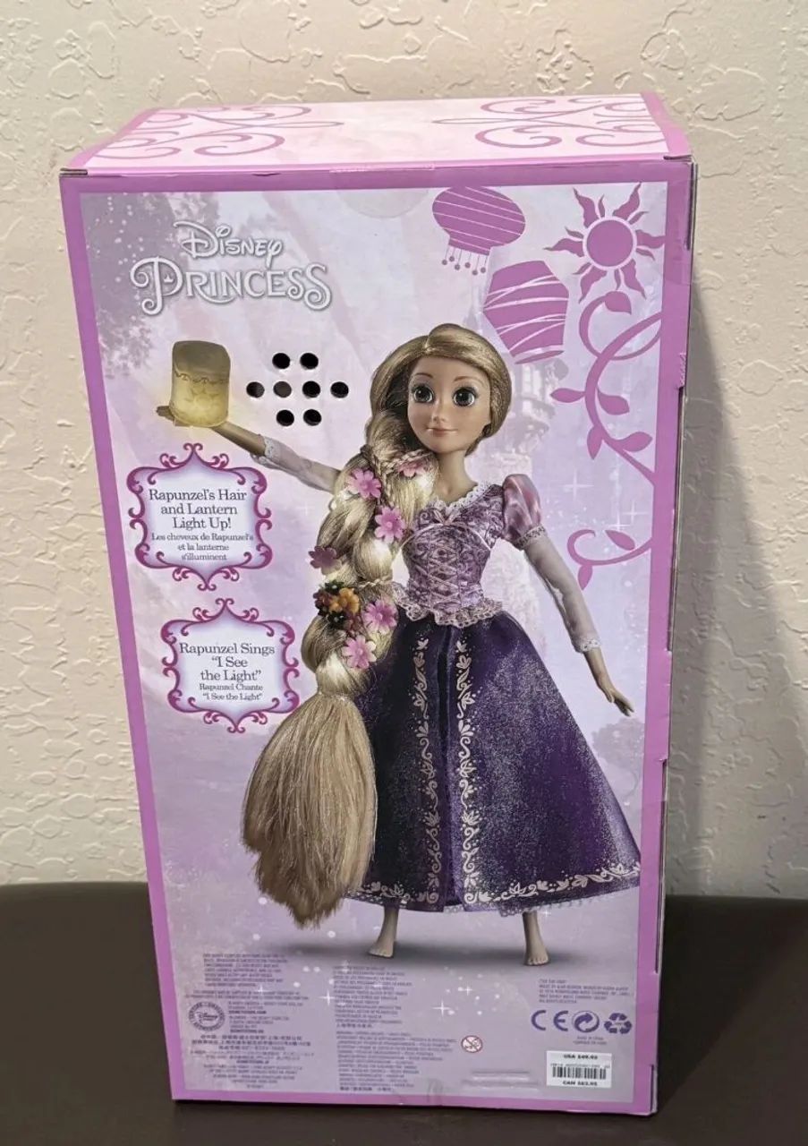 Boneca Barbie Rapunzel colecionavel 40Cm Disney store funcionando NOVA - Foto 3