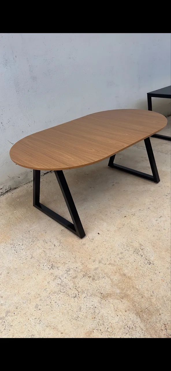 Mesa Cápsula estilo industrial (mesa oval /redonda)