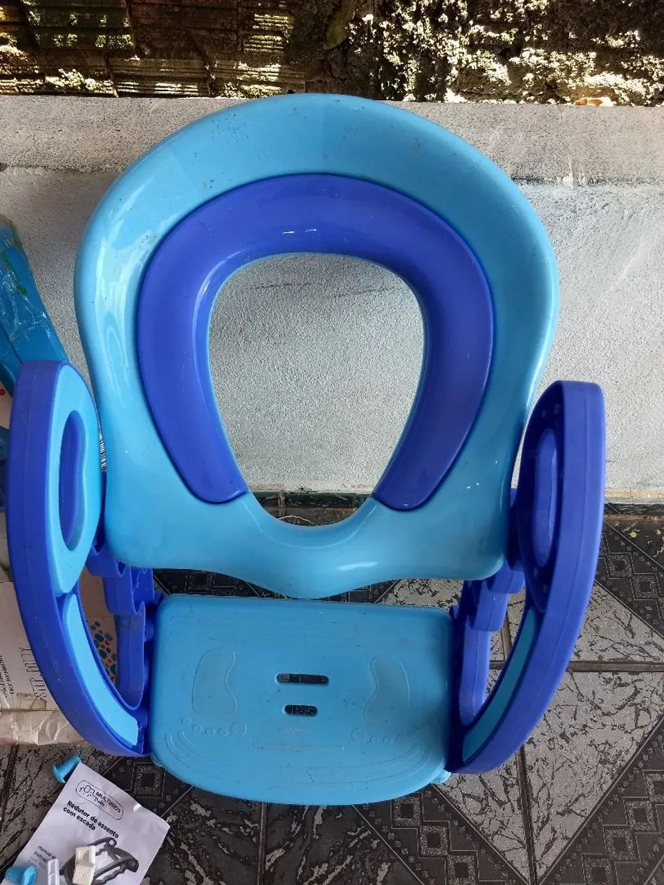 Vendo assento infantil com escada 