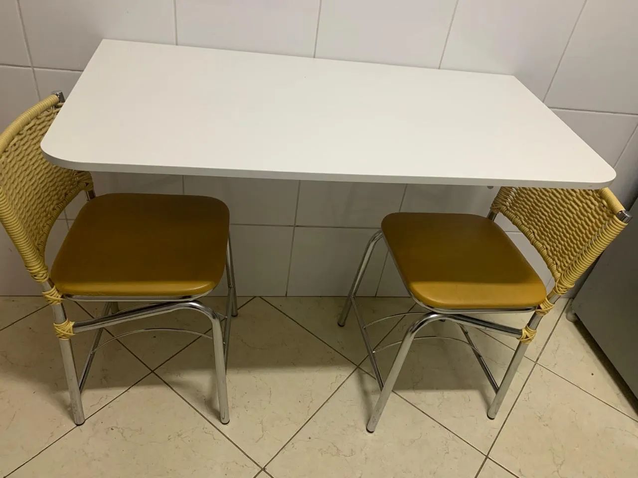 Bancada com duas cadeiras 