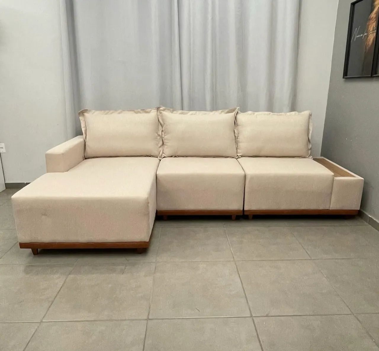 Sofá Living Suiça 6 Lugares com Chaise 288cm Tecido Linho