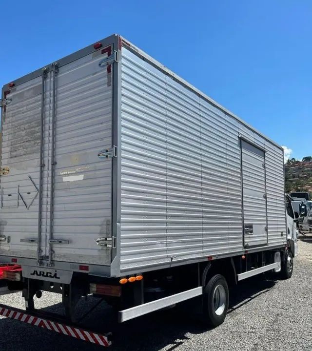 Mb Accelo 1016 4x2 - 2018 Baú - Foto 4