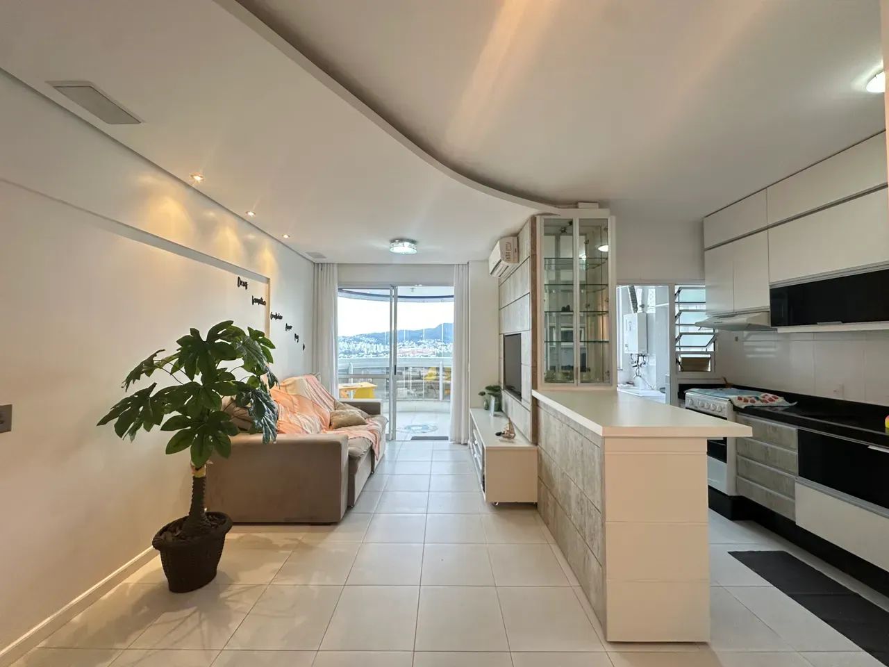 Apartamento mobiliado de 2 quartos com uma suíte e 74m privativos no Itacorubi em Florianó