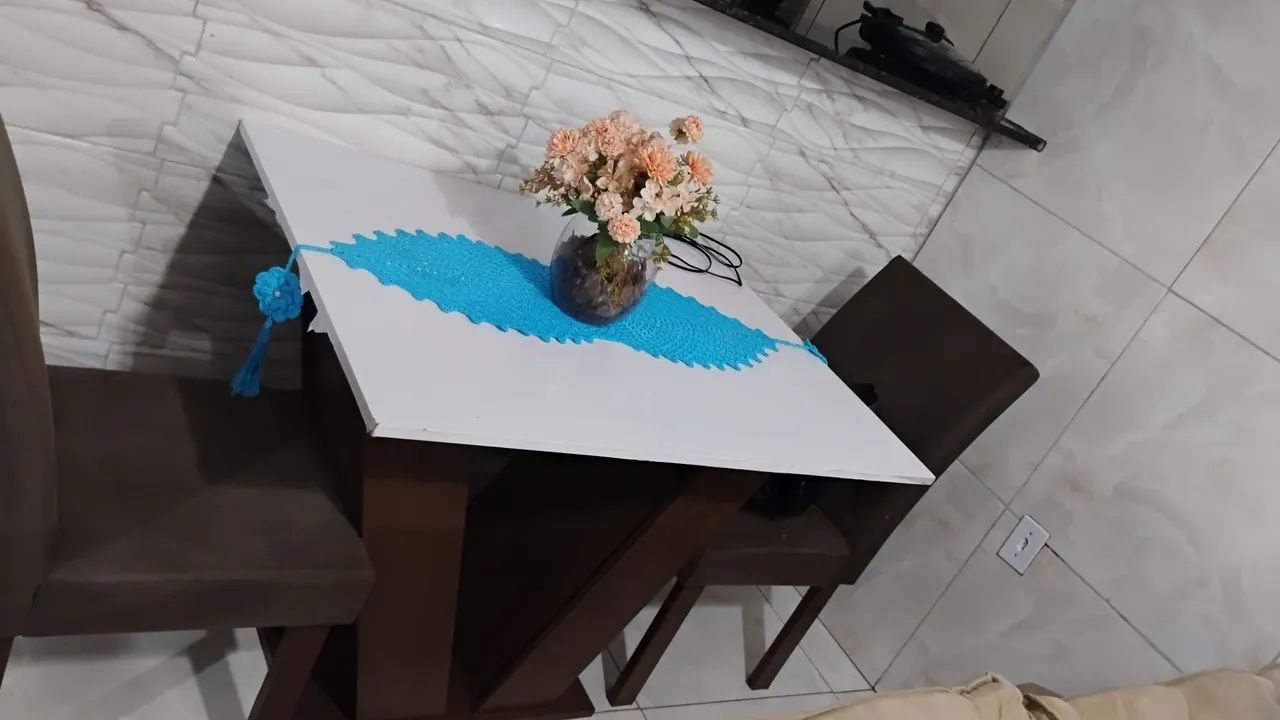 Conjunto de mesa com cadeia 