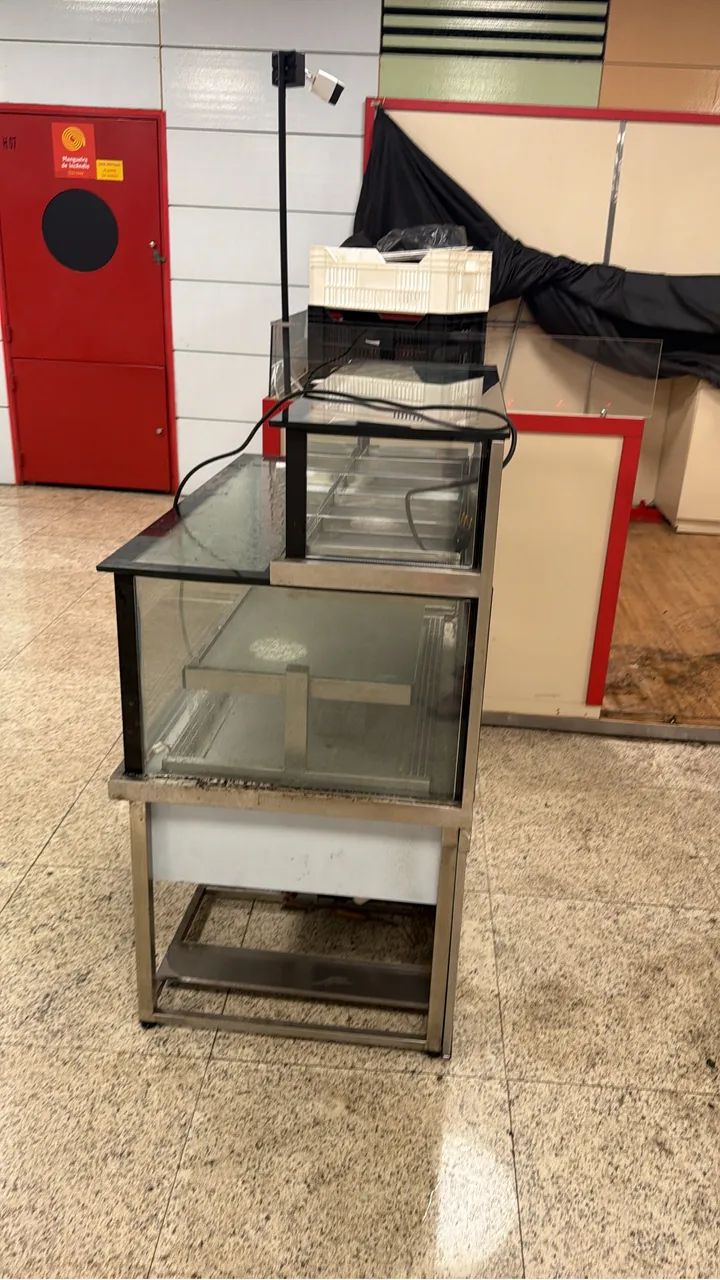 VITRINE REFRIGERADA + ESTUFA - 127x100x70 - POUQUISSIMO USADA  - Foto 4