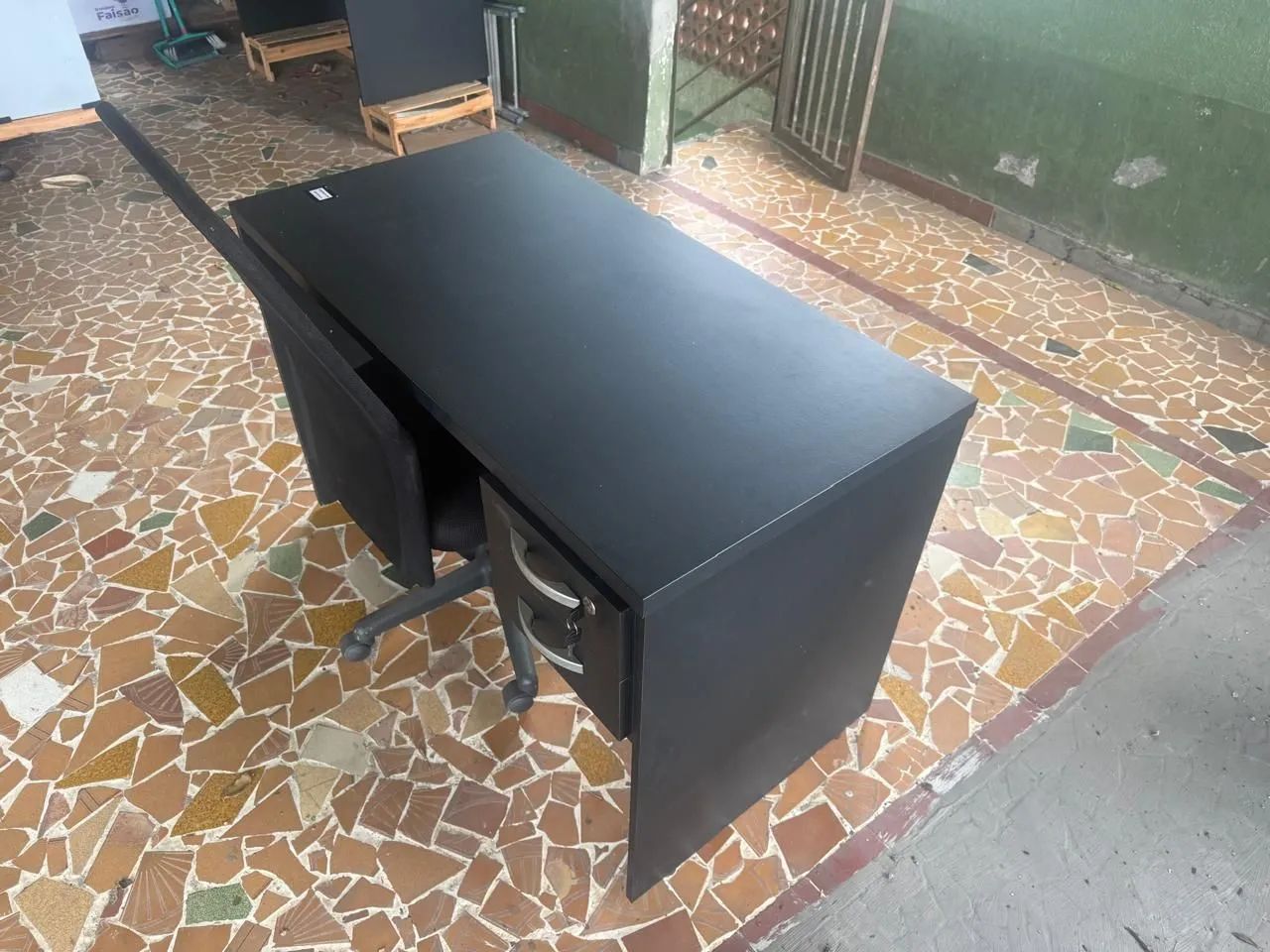 VENDO MESAS E CADEIRAS DE ESCRITÓRIO O (PAR) - Foto 3