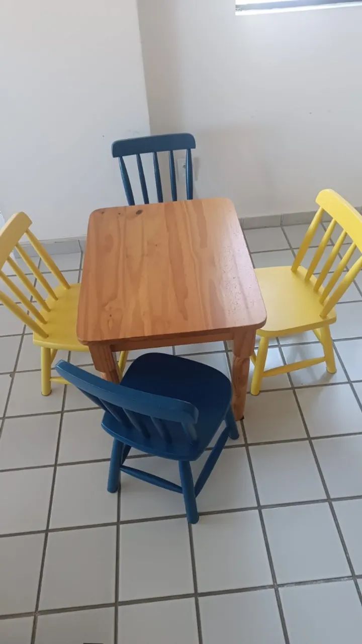Conjunto Mesa Infantil Madeira 4 Cadeiras Usado