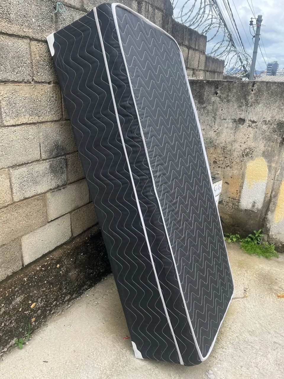 Vendo cama box com colchão de solteiro 