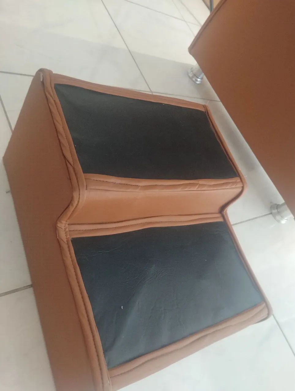 Maca Luxo Estofada em Courino Caramelo + Escadinha - Excelente Estado - Foto 3