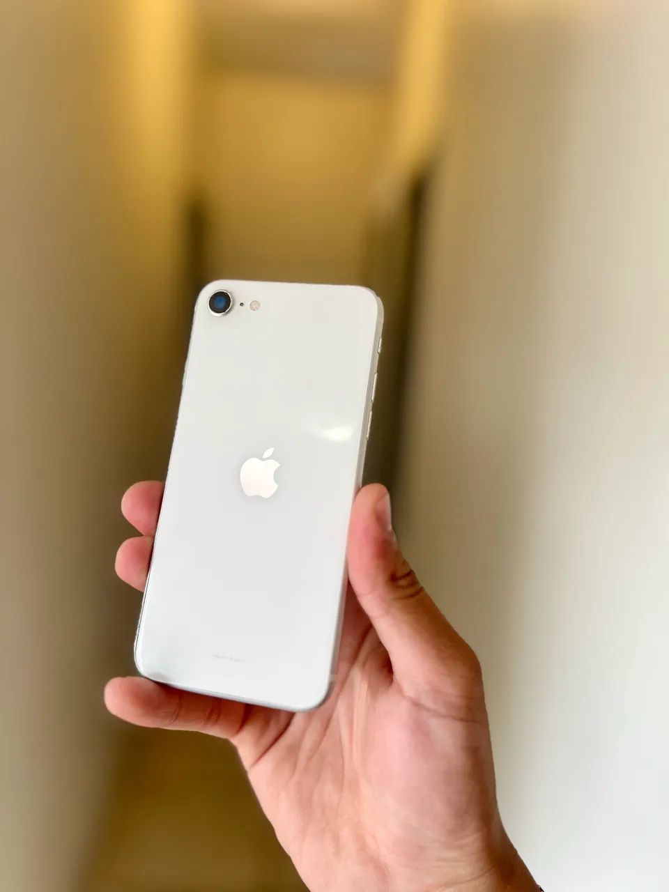 iPhone SE branco 2020
