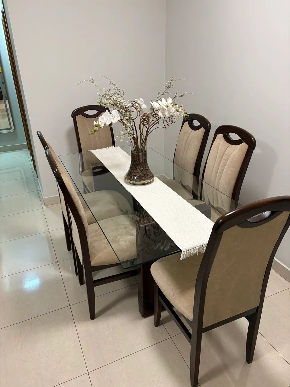 Mesa de jantar com 6 cadeiras - madeira maciça  - Foto 4