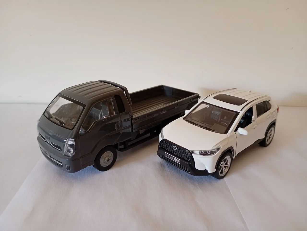 Lote - Miniatura Kia Bongo e Toyota Corolla Cross 