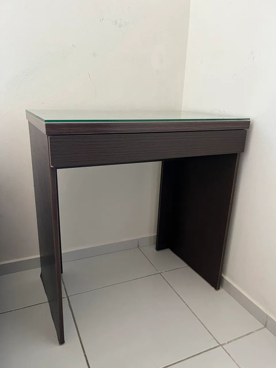 Mesa de estudo com gaveta e tampo de vidro - Foto 3