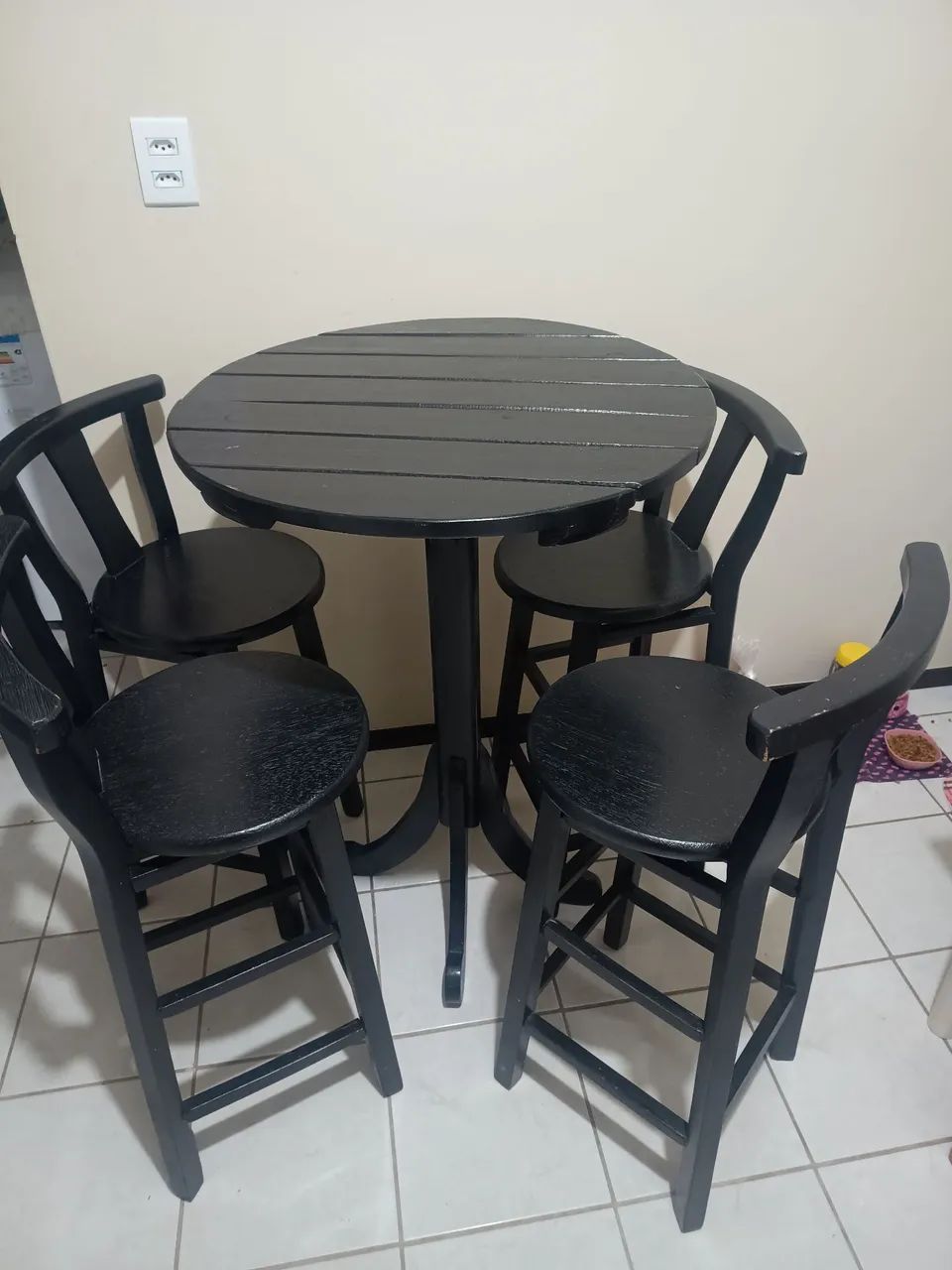 Mesa bistrô madeira com banquetas - Foto 3