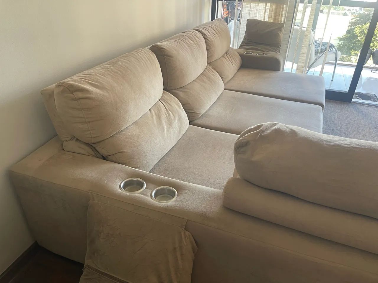 Vendo sofá espaçosos e confortáveis bege - Foto 2