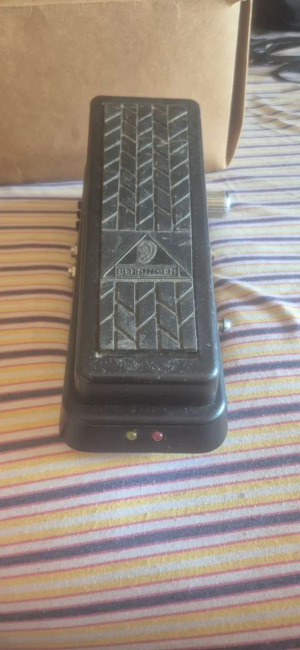 Pedal Behringer Hellbabe HB01 Wah Wah