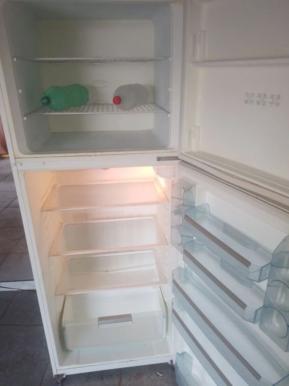 Geladeira dúplex 467 litros gelo seco funciona normal  - Foto 4