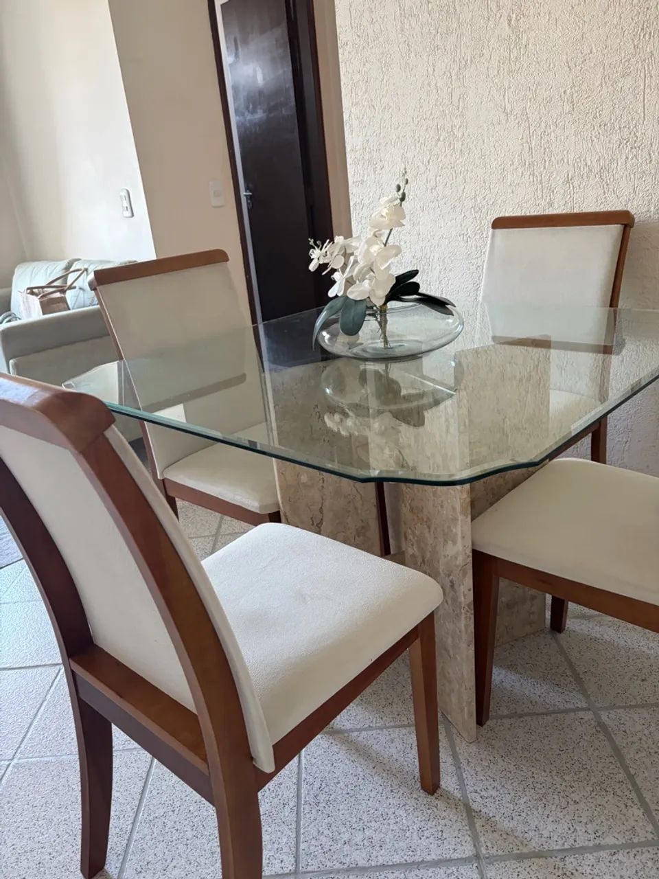 Mesa com base de mármore e 4 cadeiras