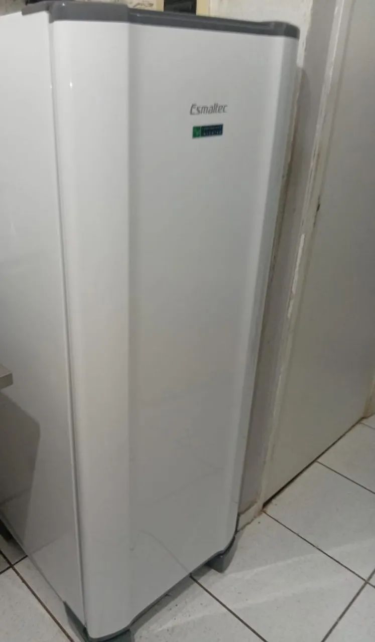 "Vende-se geladeira Esmaltec inverter nova"