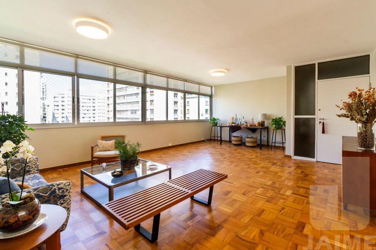 Apartamento reformado com 150 m2 bem distribuídos, 3 dormitórios e 1 vaga