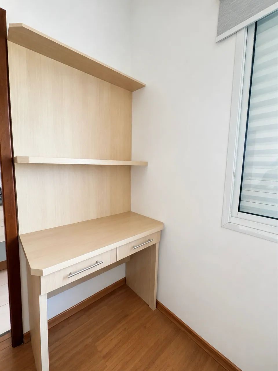 Escrivaninha com painel para TV