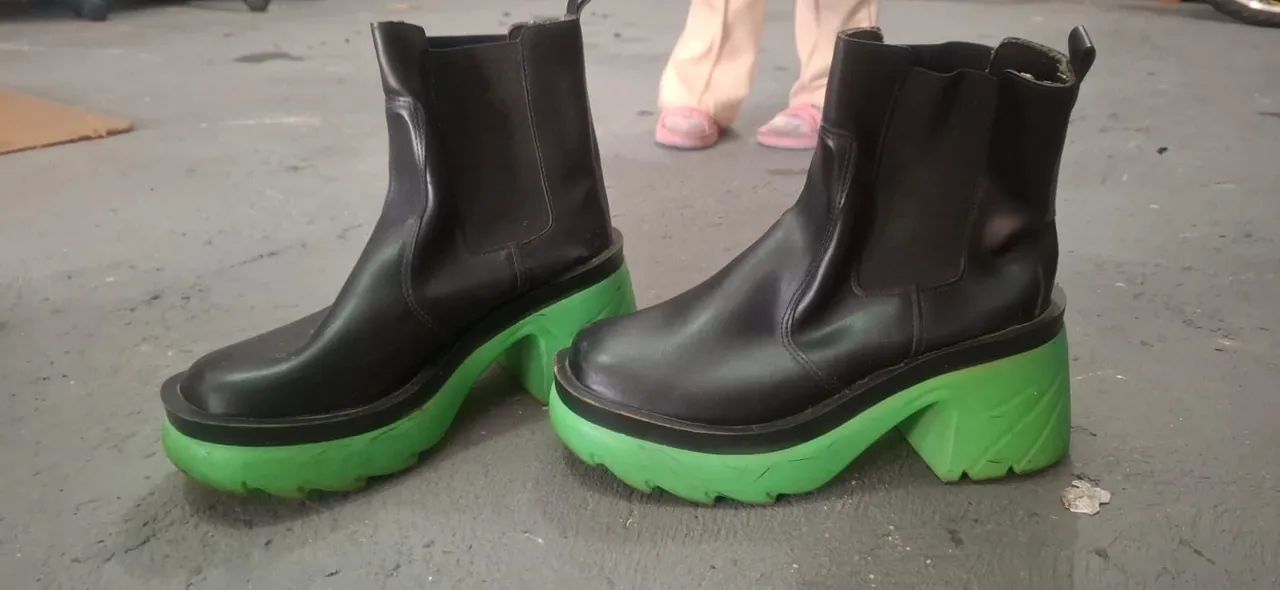 Bota preta e verde 