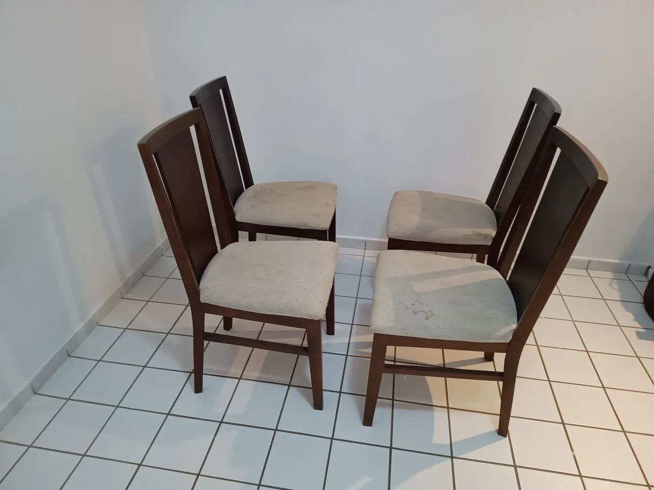 Vendo 4 cadeiras de madeira.