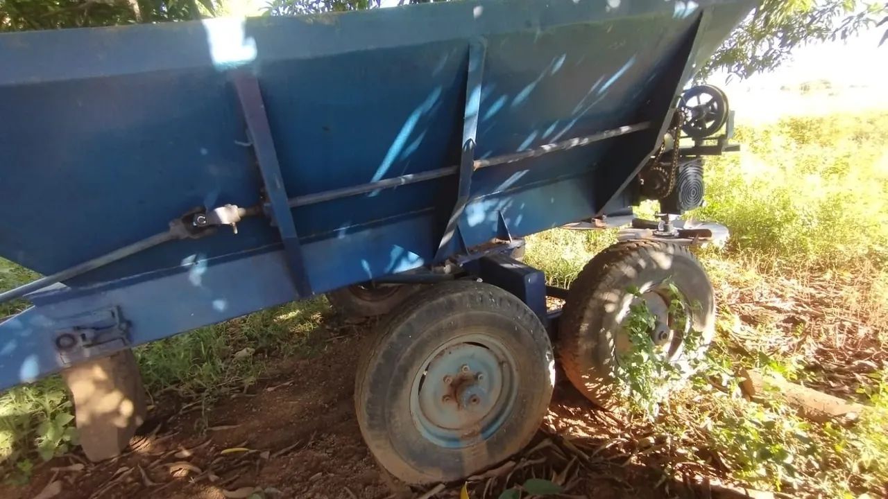 Trator CBT 8240 com lâmina e calcariadeira de 5 toneladas. - Foto 3