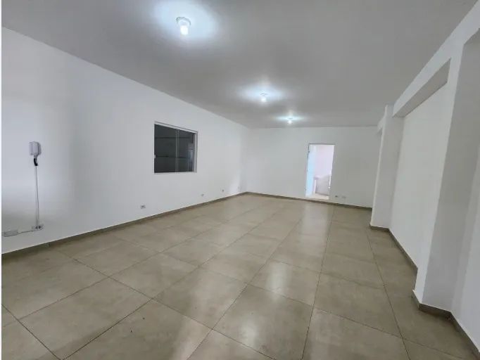 Barracão com Amplo Pátio