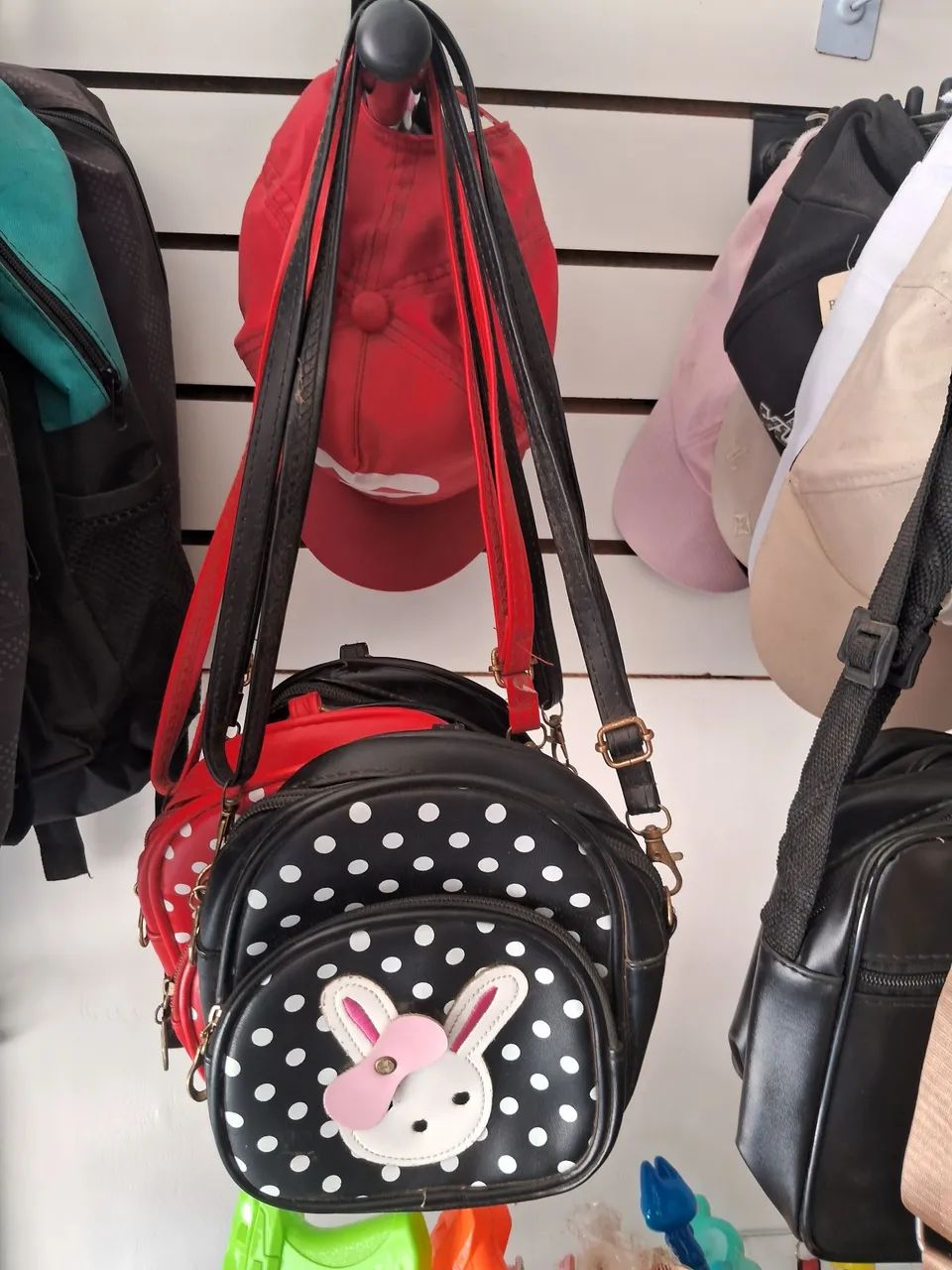 BOLSAS INFANTIS, BONÉS E MOCHILAS 