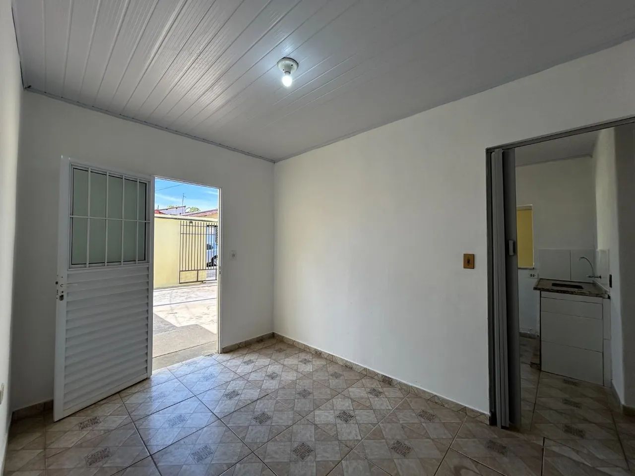 Casa com 02 dormts, sala, coz e quintal e 02 vagas. - Foto 3