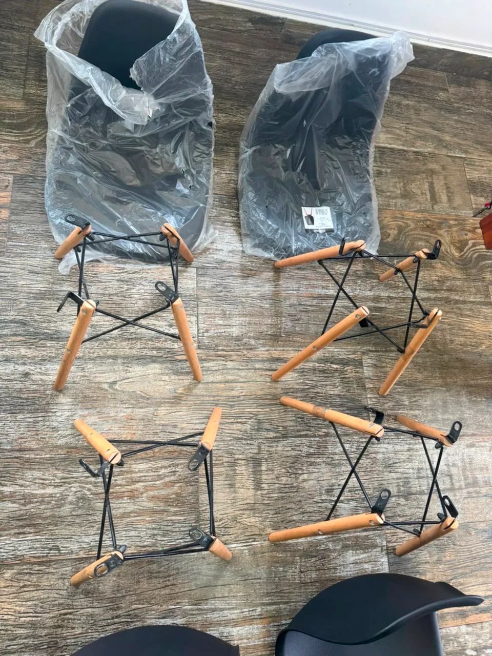 Vendo 4 cadeiras Charles Eames Wood Design Eiffel Preto - Foto 3