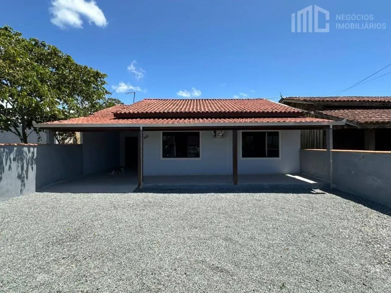 Casa com 2 dormitórios - 600m da lagoa l Costeira - BBS/SC