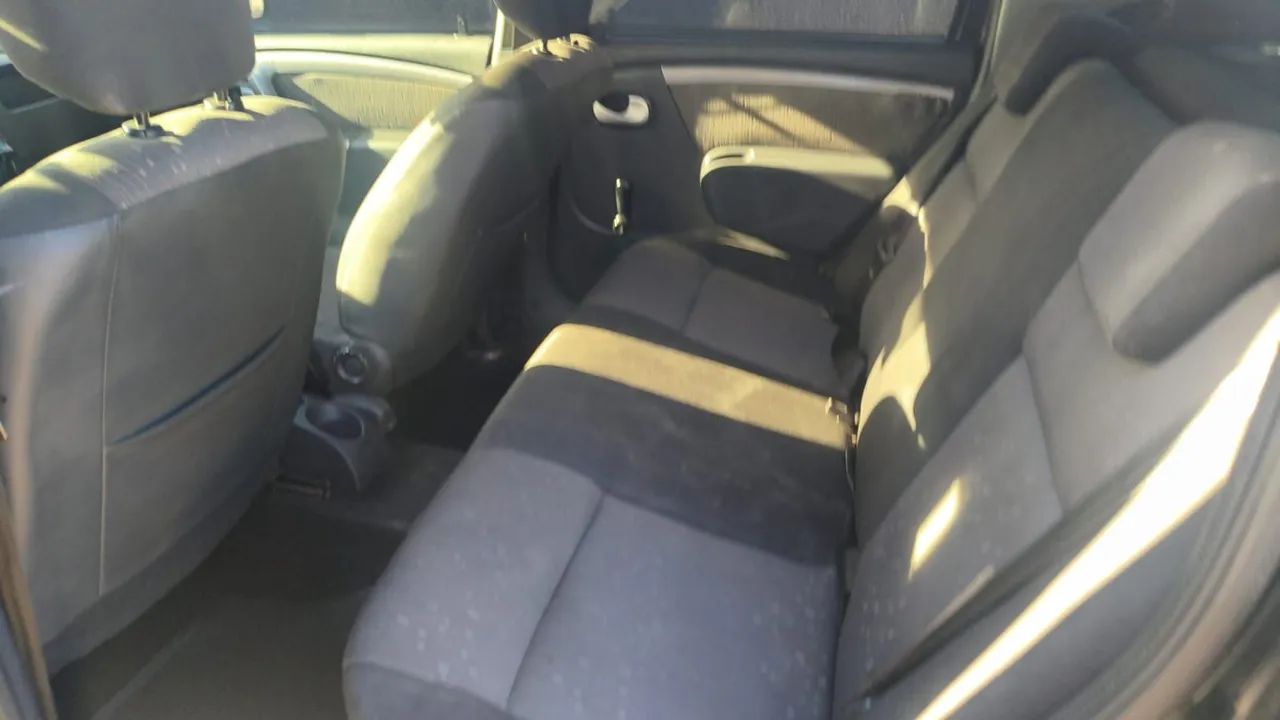Renault Logan Expression Hi-flex 1.6 8V 4P 2011 - Foto 5