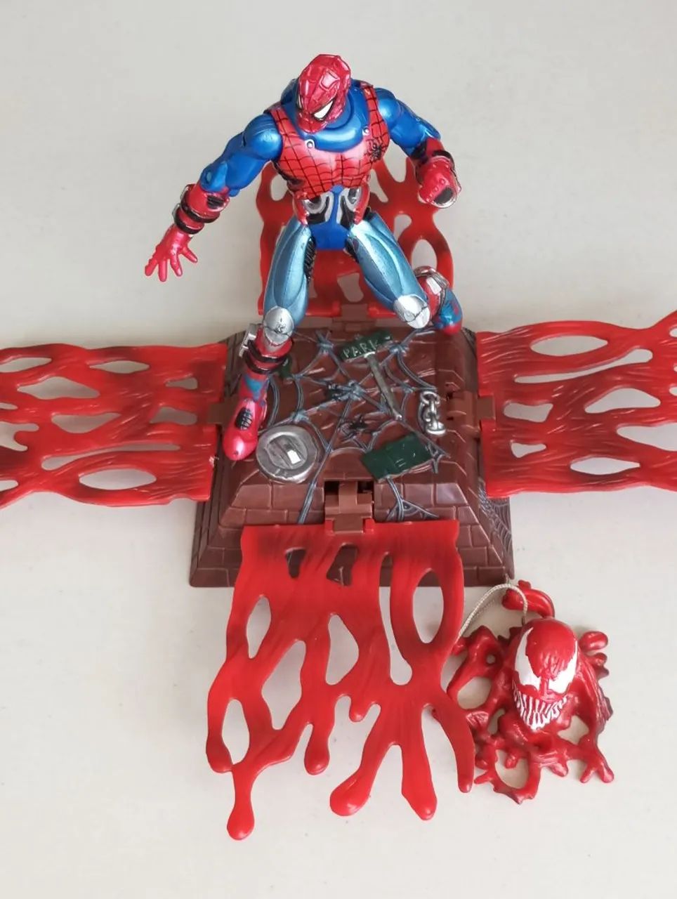 Armadilha /diorama Carnage Toybiz - Foto 3