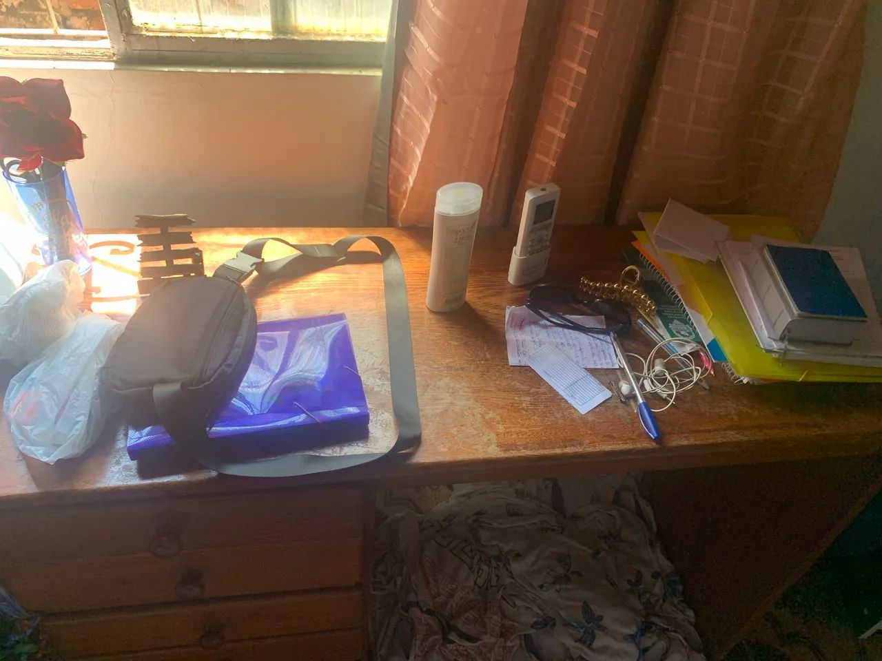Mesa escrivaninha com gavetas 