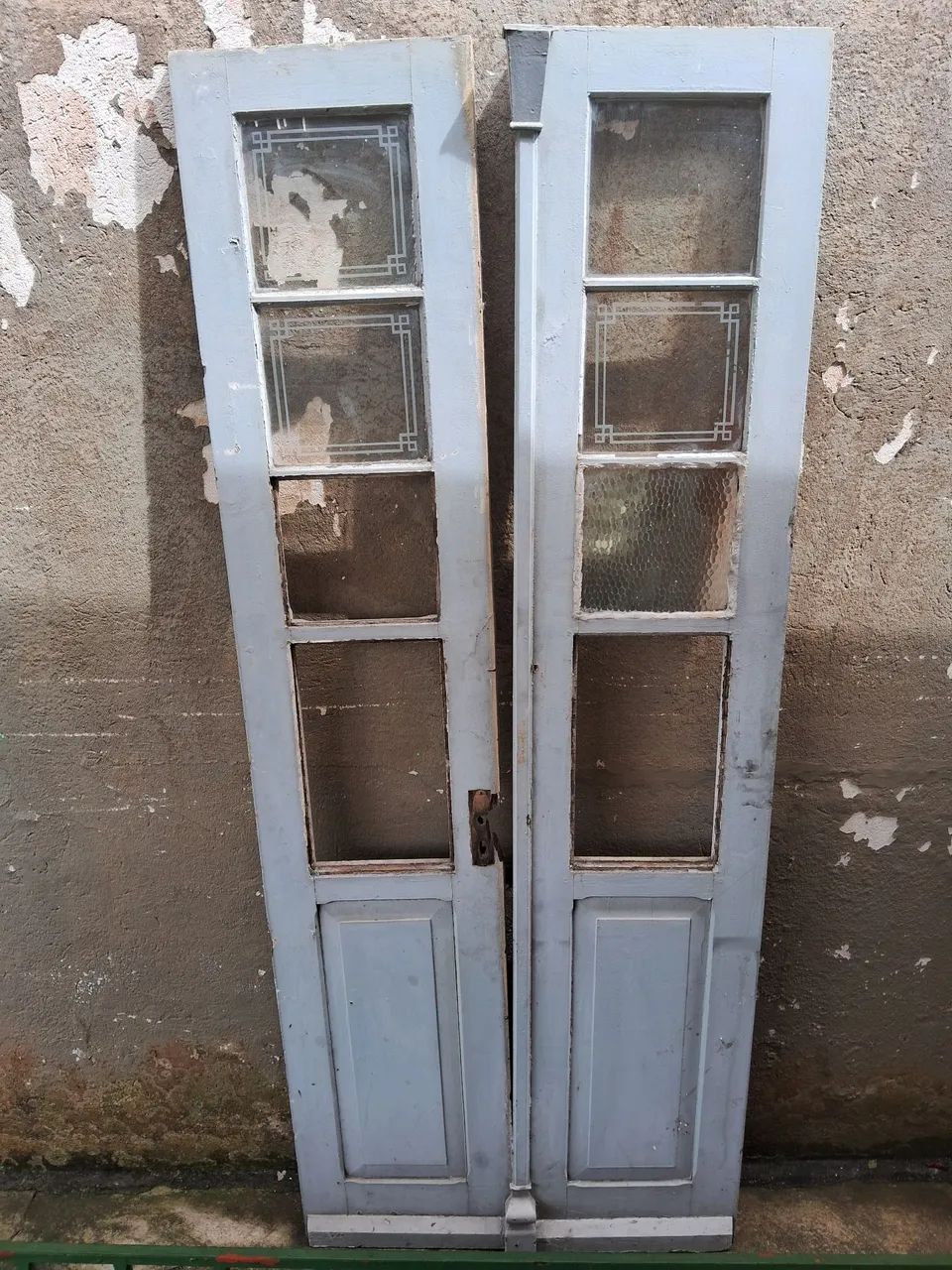 Porta antiga de madeira e vidro