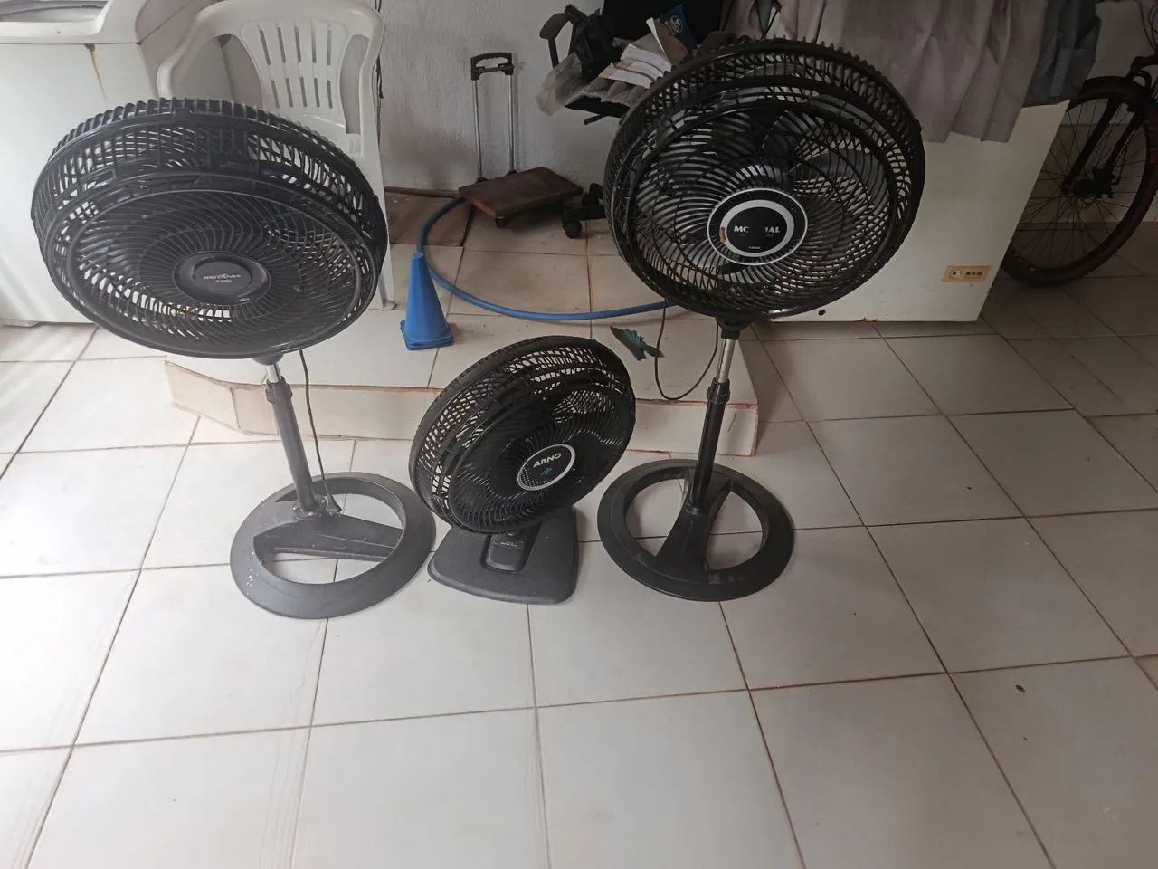 Vendo ventiladores com defeitos.
