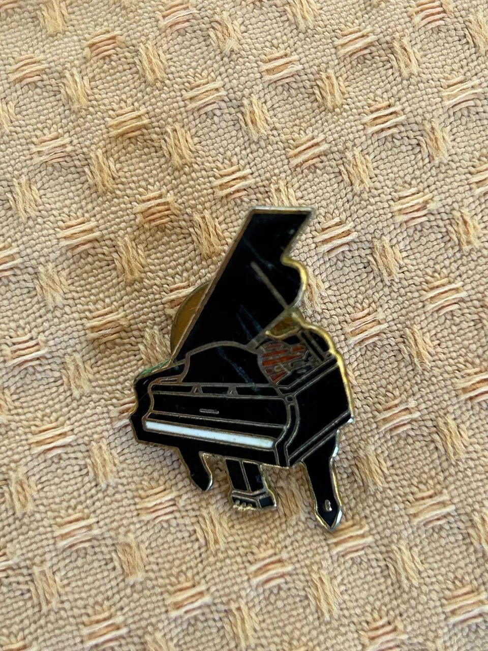 Black Grand Piano Lapel Pin Brioche