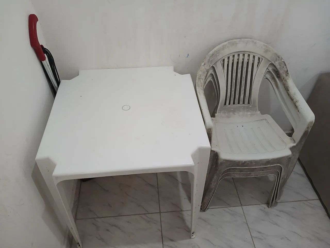 Mesa plástica com cadeiras 