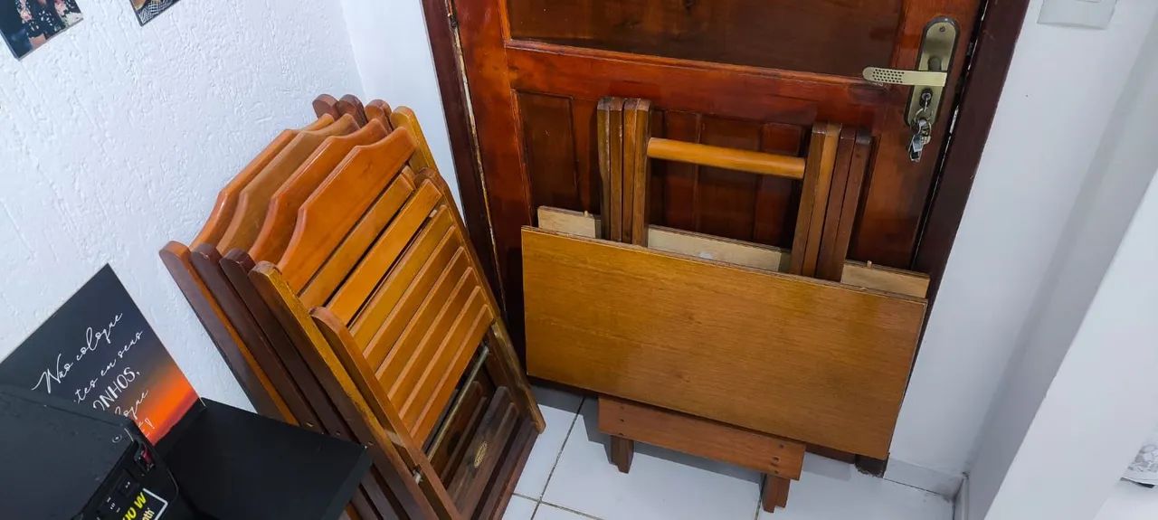 Jogo de mesa e cadeiras de madeira  - Foto 5