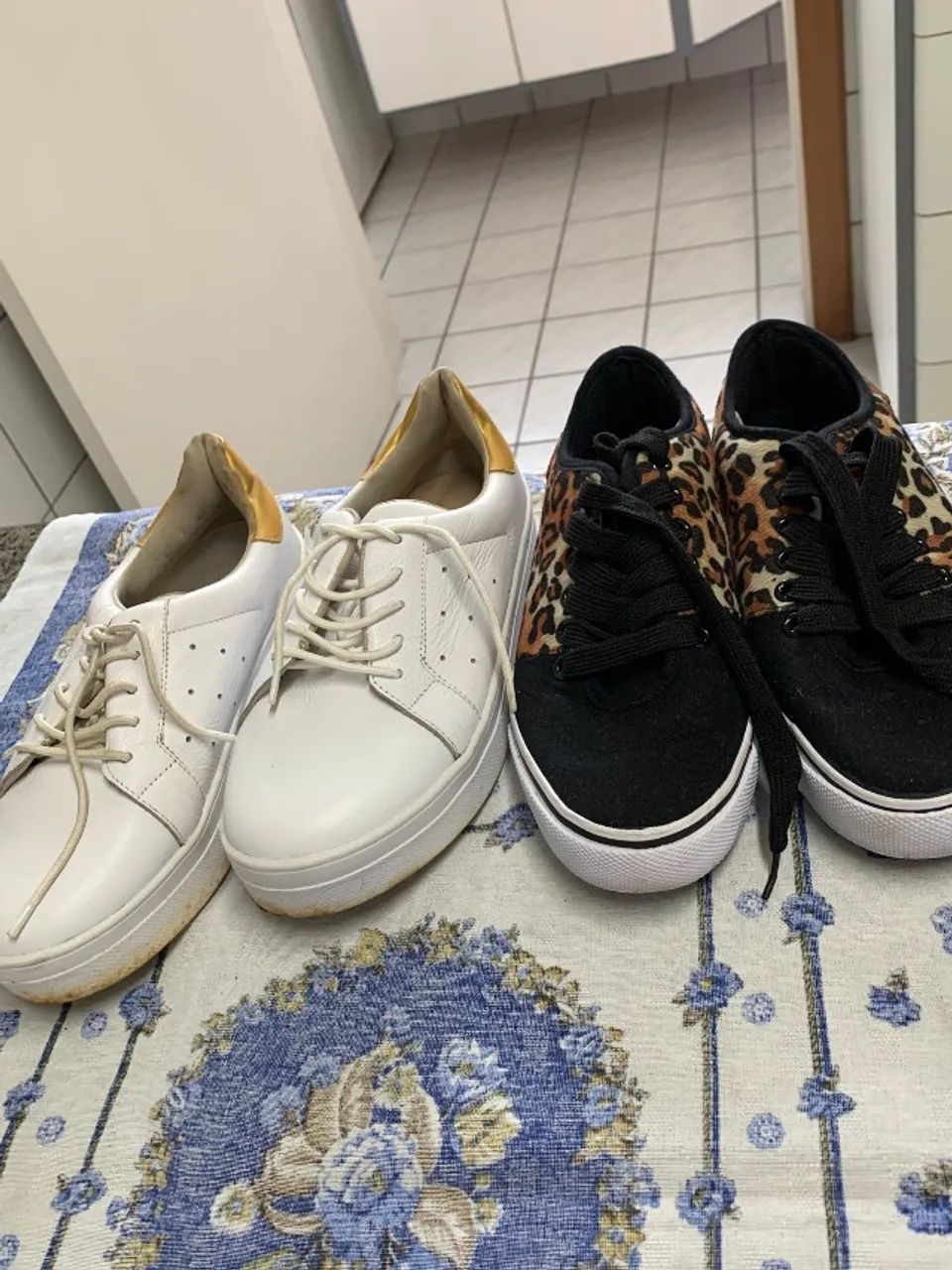 2 pares de tênis (branco  de couro e estampado de oncinha)