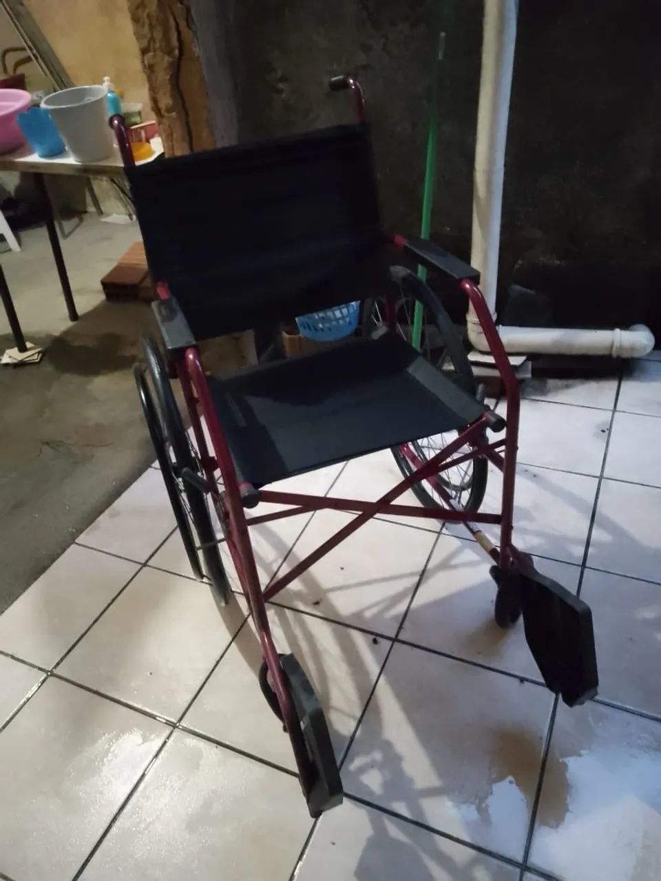 Cadeira de rodas usada somente uma vez. 