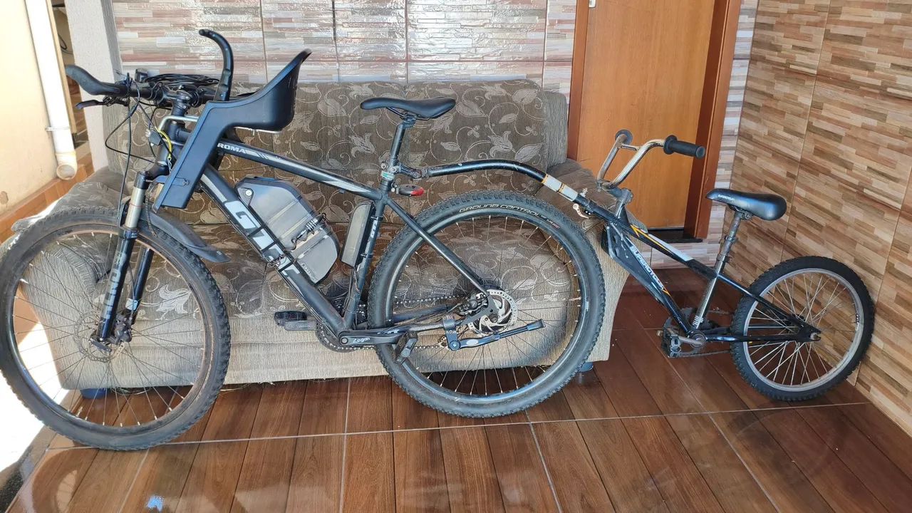 Bicicleta elétrica com reboque e cadeirinha