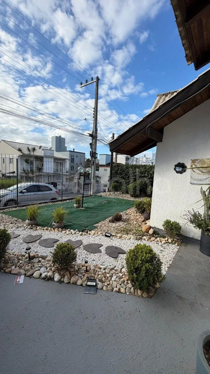 Casa de 4 dormitórios e piscina, no bairro Pagani - Foto 5
